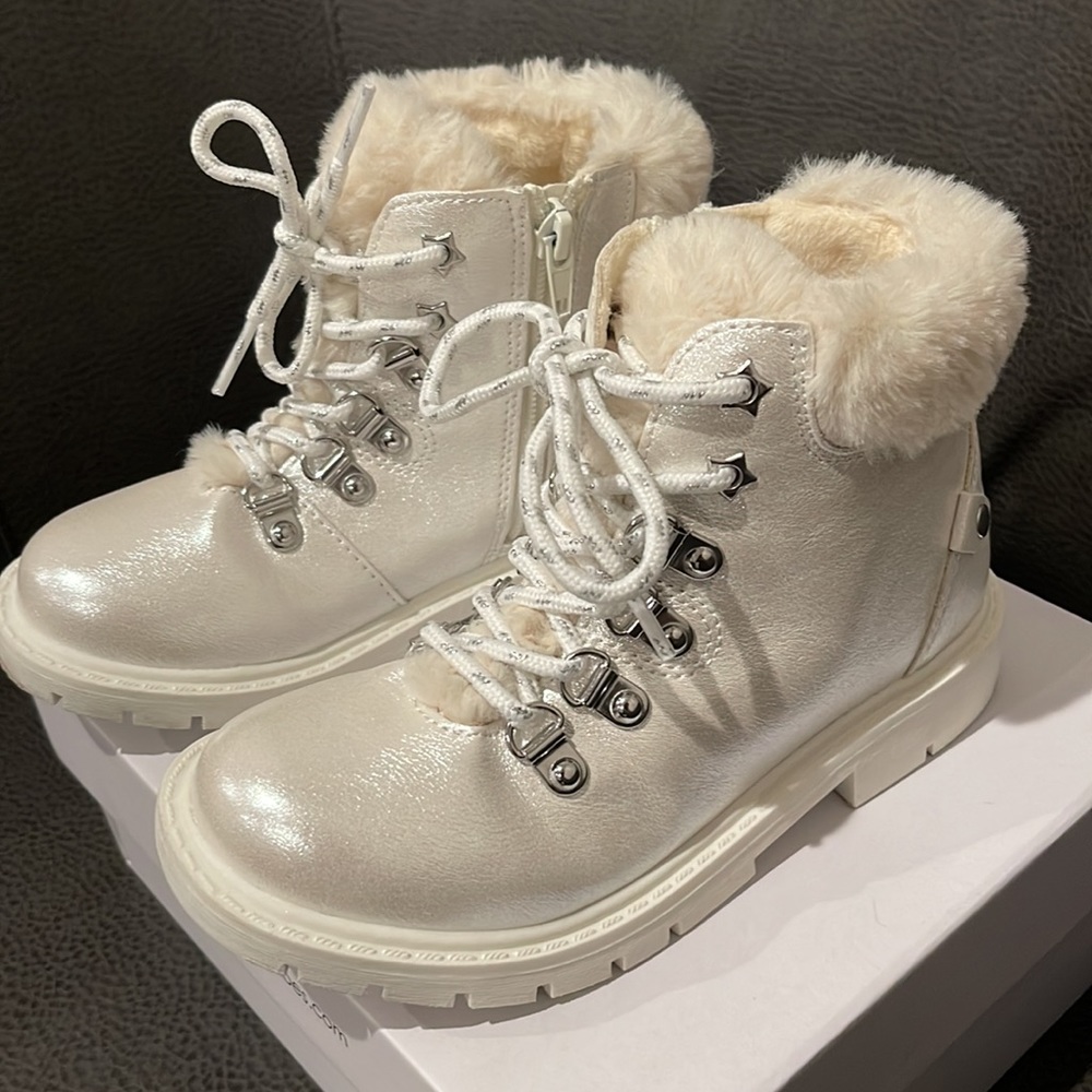 White Boots for girls. Brand: Dream Pairs